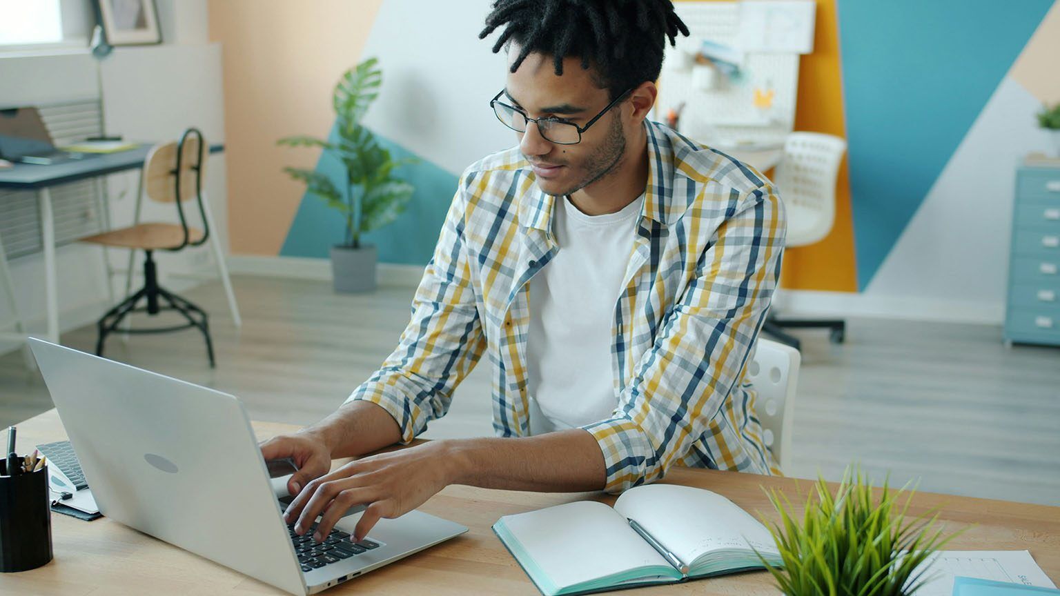 How to Use a Planner to Stay Organized and Achieve Your 2026 Goals
